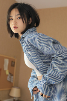 老扒抱着陈红走进卧室导演